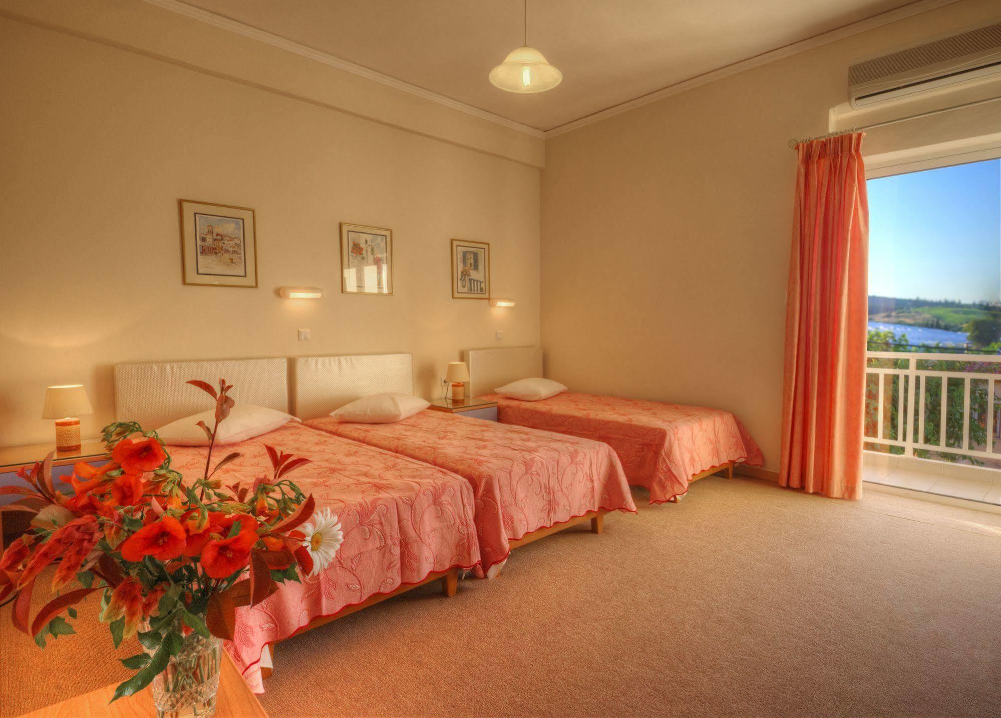Hotel Taxiarhis ลูตราคิลลินิส ภายนอก รูปภาพ
